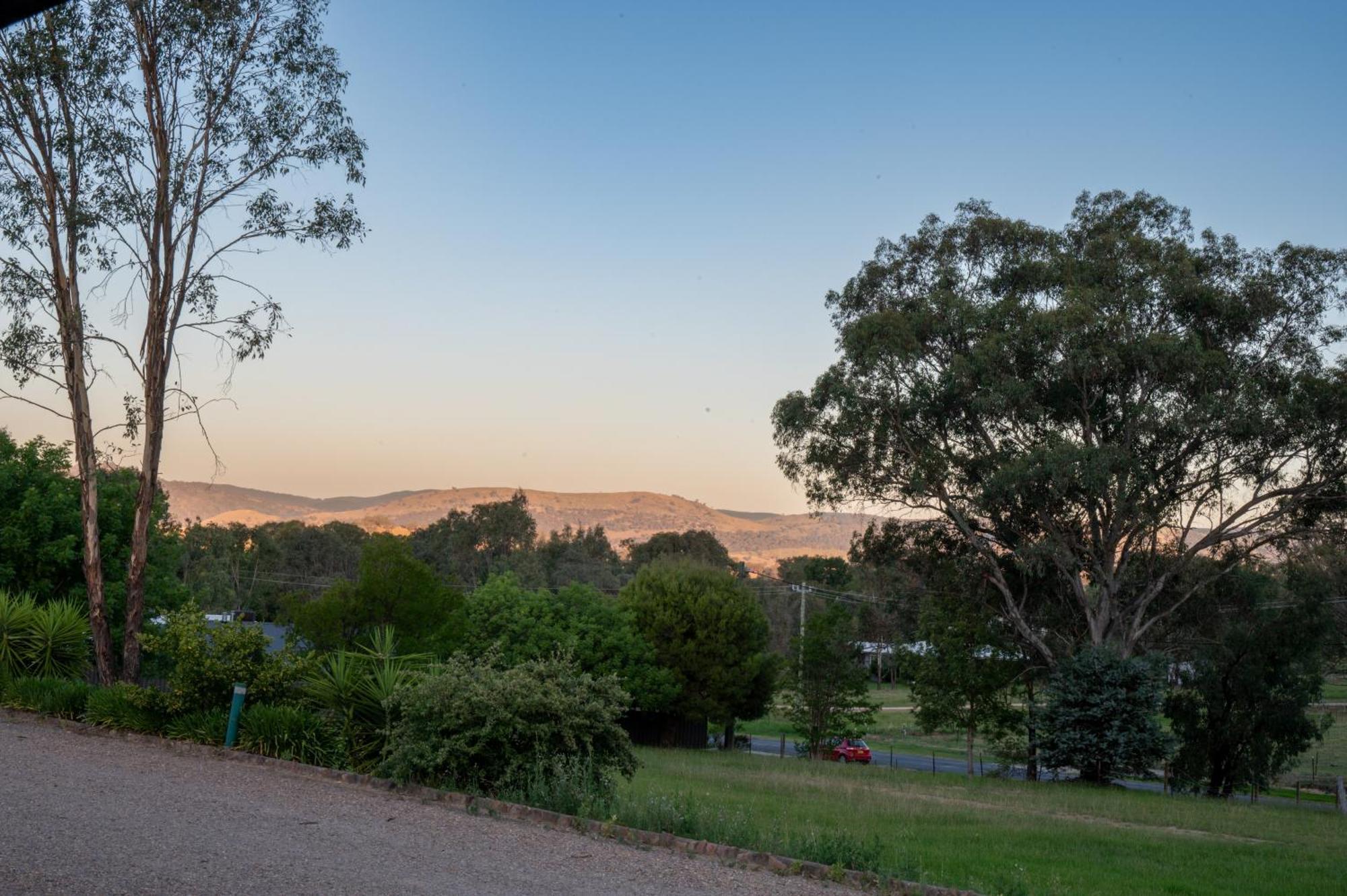 Tumut Valley Motel Pet Friendly Kültér fotó