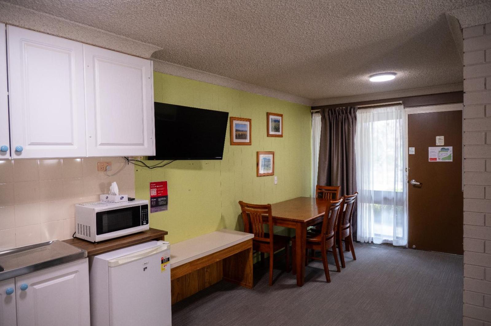 Tumut Valley Motel Pet Friendly Kültér fotó