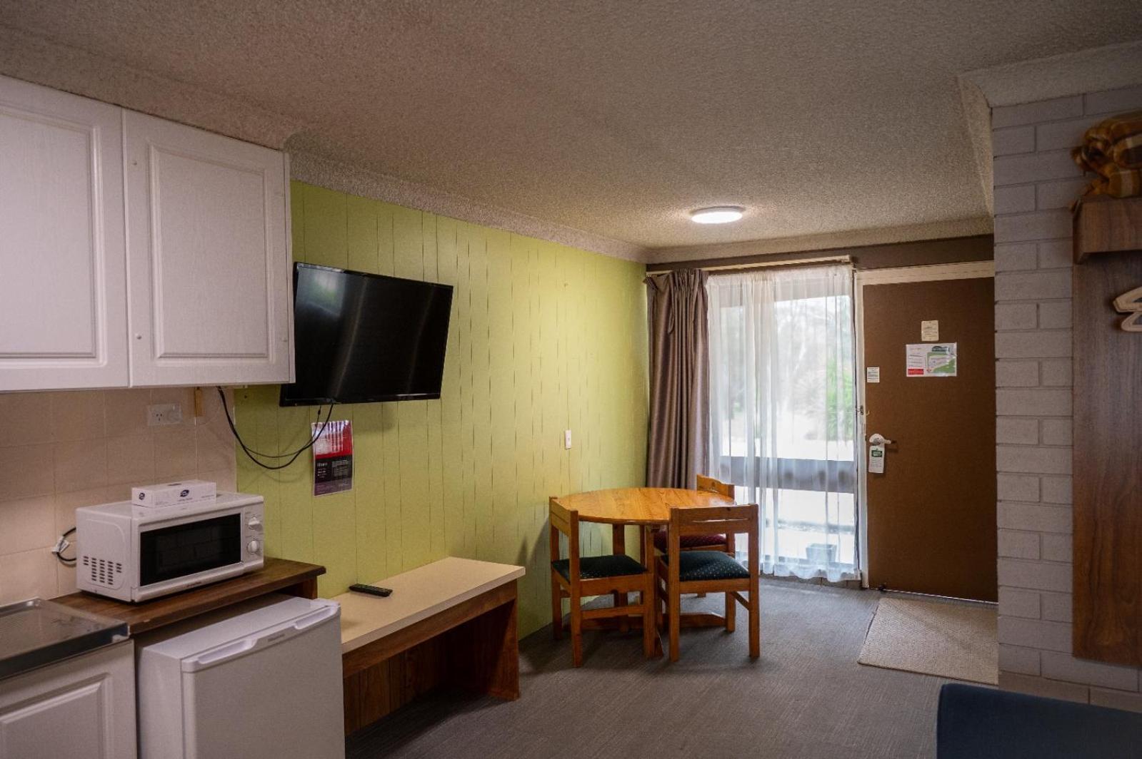 Tumut Valley Motel Pet Friendly Kültér fotó