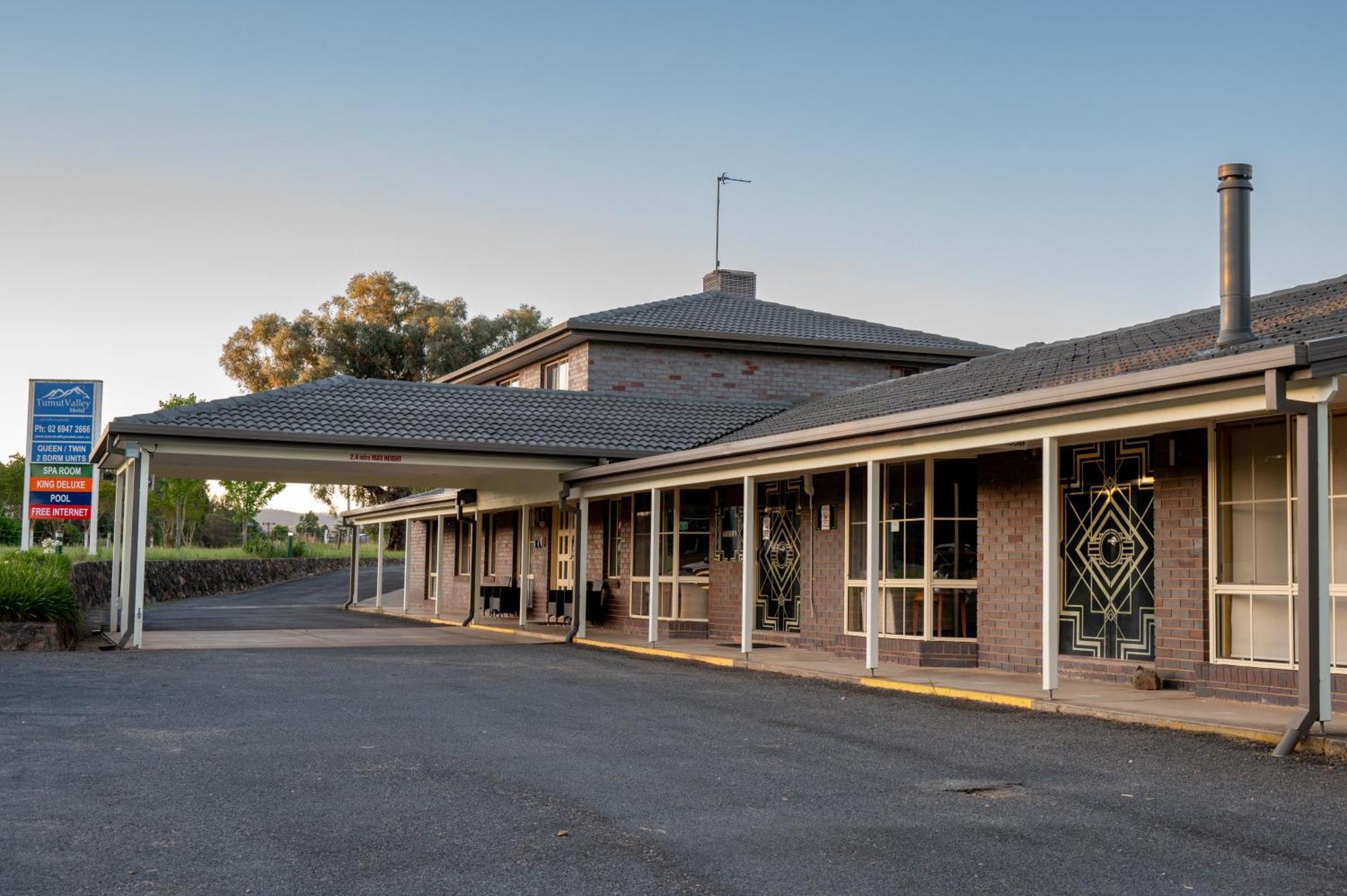 Tumut Valley Motel Pet Friendly Kültér fotó